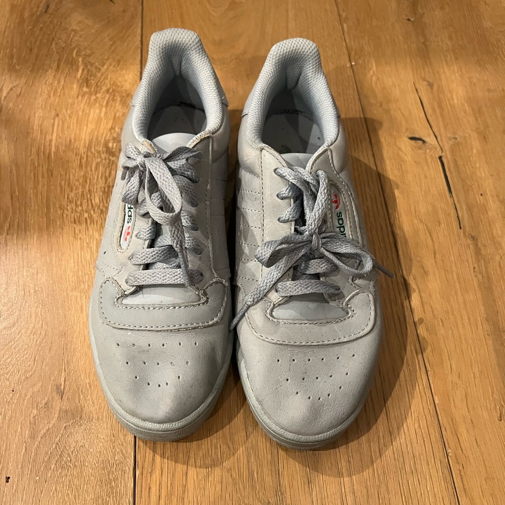 Adidas sneakers / Mens size 5.5/womens 7